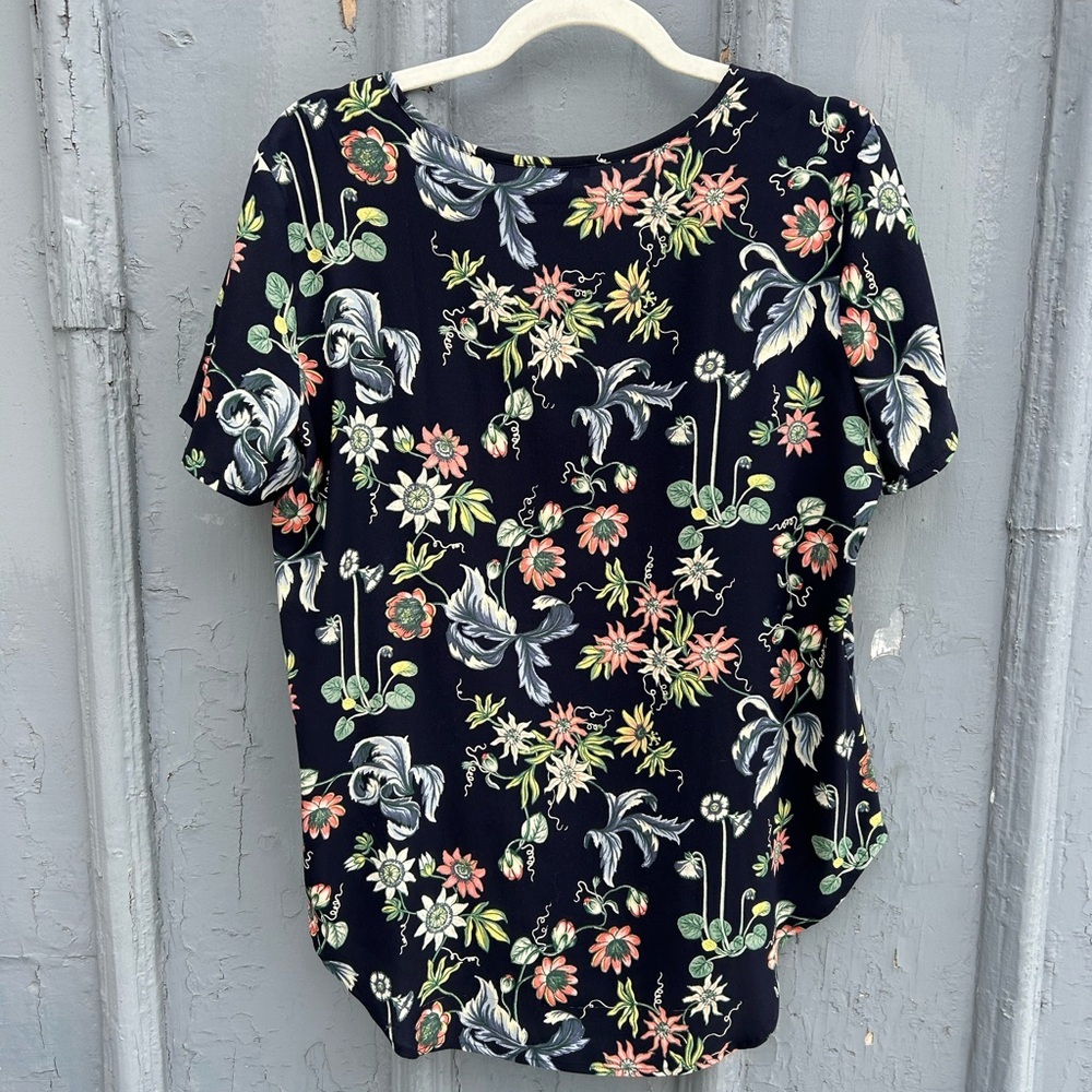 Ann Taylor Navy Blue Floral Short Flutter Sleeve Blouse, size M - Picture 2 of 8